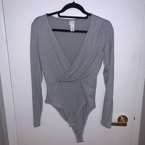 ⭐️HOST PICK⭐️ [M] NWOT - H&M striped bodysuit